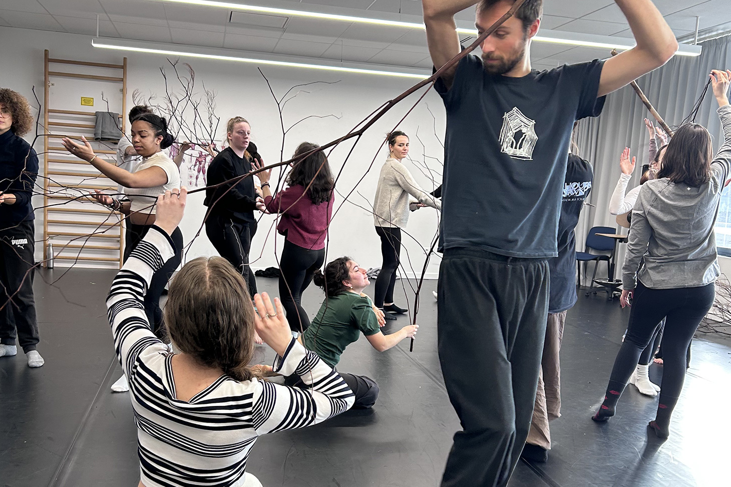 Les étudiants durant l'atelier "Corps/Objet Nature : entre symbiose et déséquilibre"