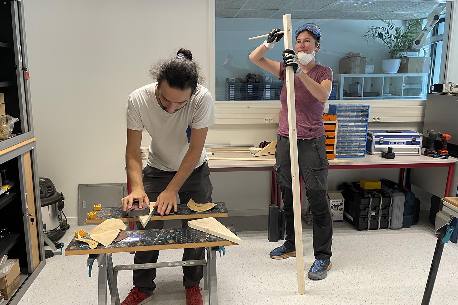 Caroline et Quentin fabriquent des totems au Fablab Mastic, pour exposer les éléments de contexte des conférences