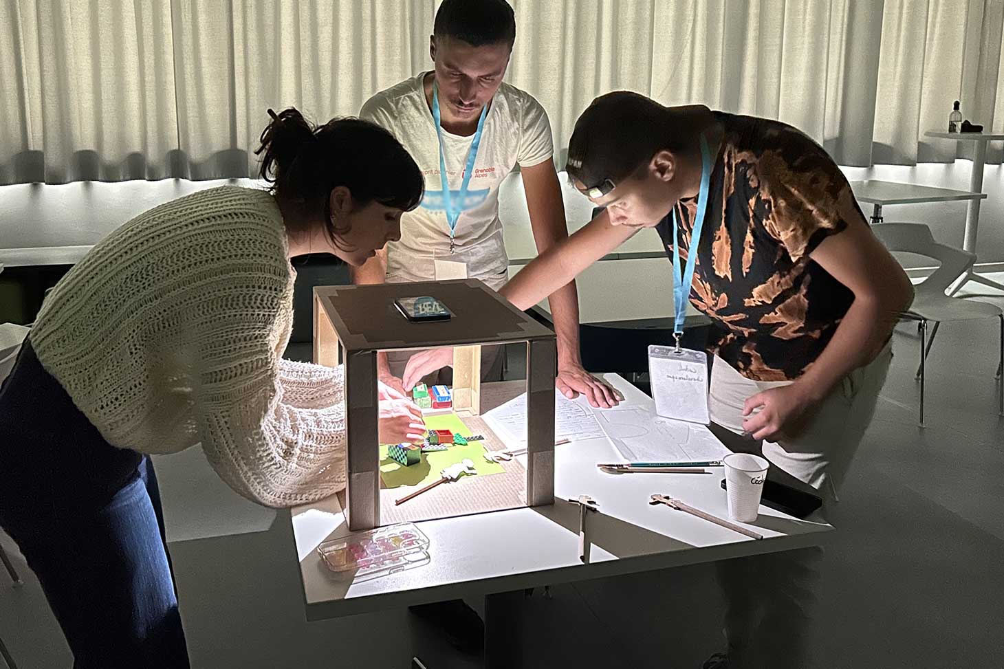 Etudiants en train de tourner une vidéo prototypage pour illustrer un projet