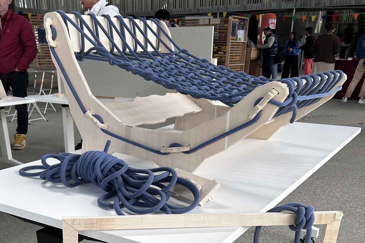 Fauteuil réalisé en cordes recyclées par une équipe du FabLab Jam Session - Avril 2025