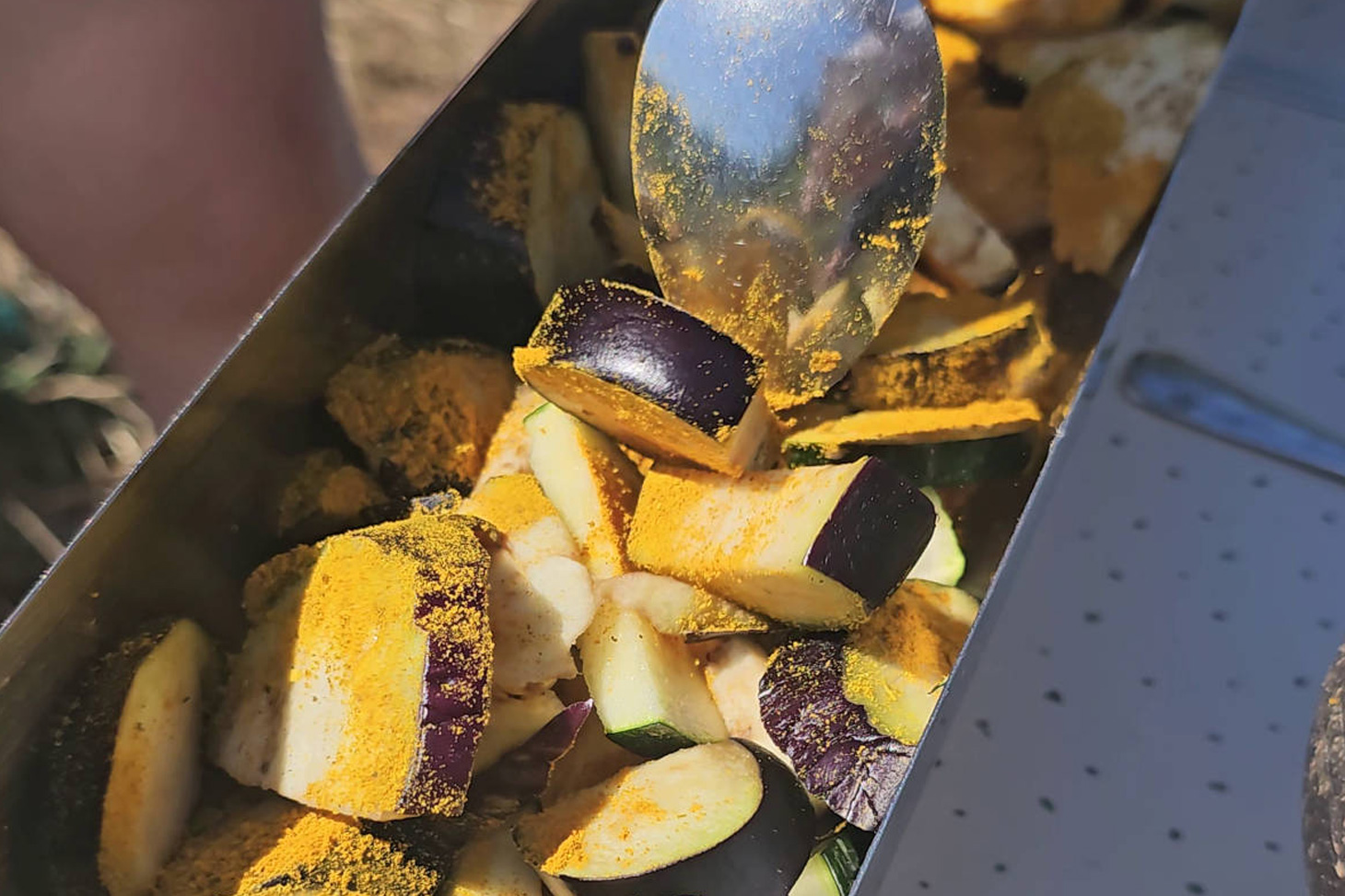 Plat cuisiné dans un four solaire