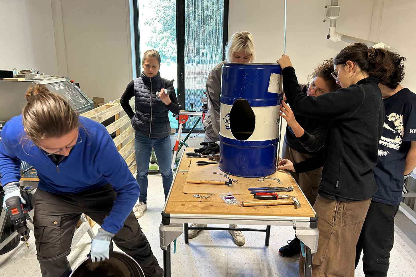 Les étudiant.es fabriquent un cuiseur à bois
