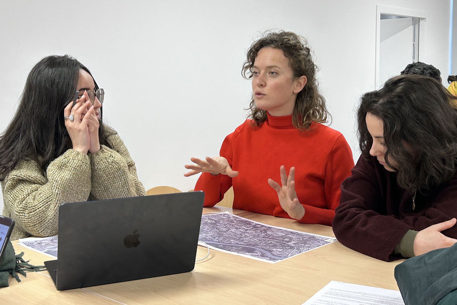 Elsa Noyons, artiste, chercheuse explique se démarche aux étudiants