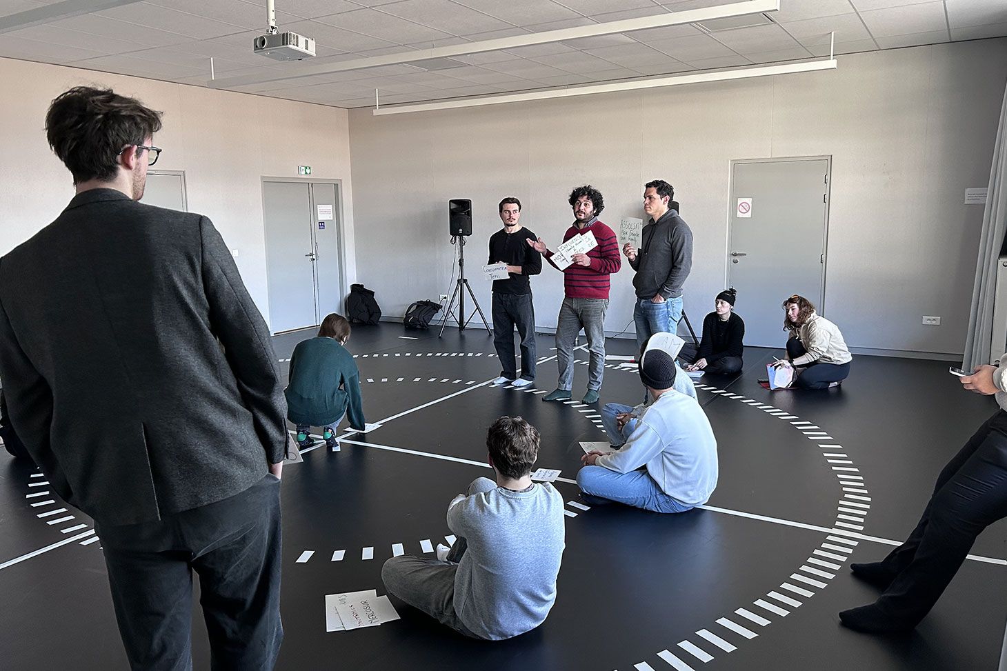 Soheil Hajmirbaba explique le principe de la boussole aux étudiants